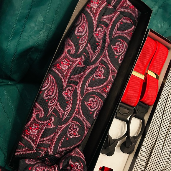 Brand New Red Trafalgar Suspenders Set of 3 Mens Silk Cummerbund Bow Tie Sets. - Picture 4 of 5